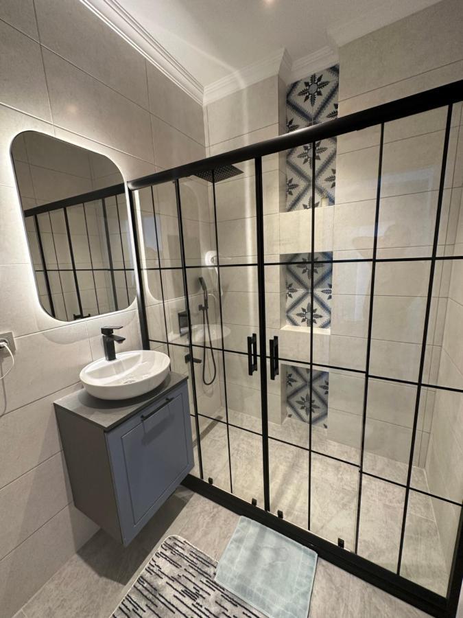 Center Of City In Besiktas 2 Plus 1 With 2 Bathroom And 3 Air Conditioner Istambul Exterior foto
