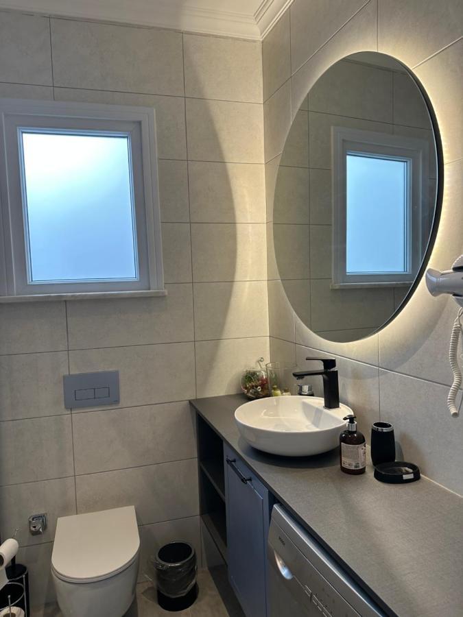 Center Of City In Besiktas 2 Plus 1 With 2 Bathroom And 3 Air Conditioner Istambul Exterior foto